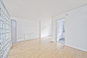 2 bedroom Flat for s...